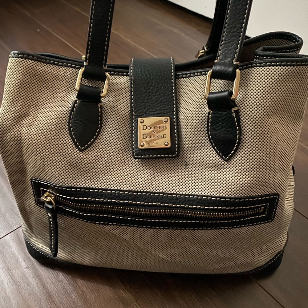 DOONEY & BOURKE grey/black/winter white shoulder tote. Excellent condition!
